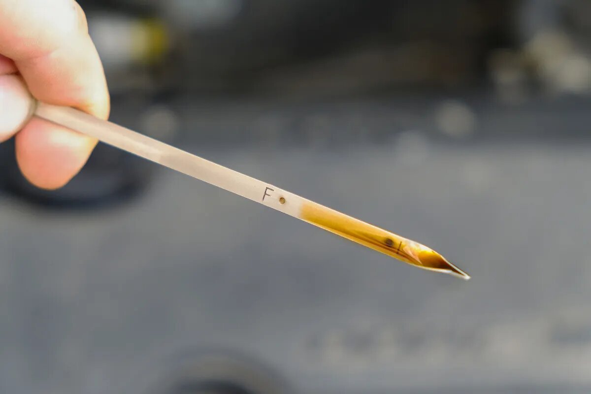 اشتباهات رایج در اندازه گیری روغن موتور خودرو + روش درست